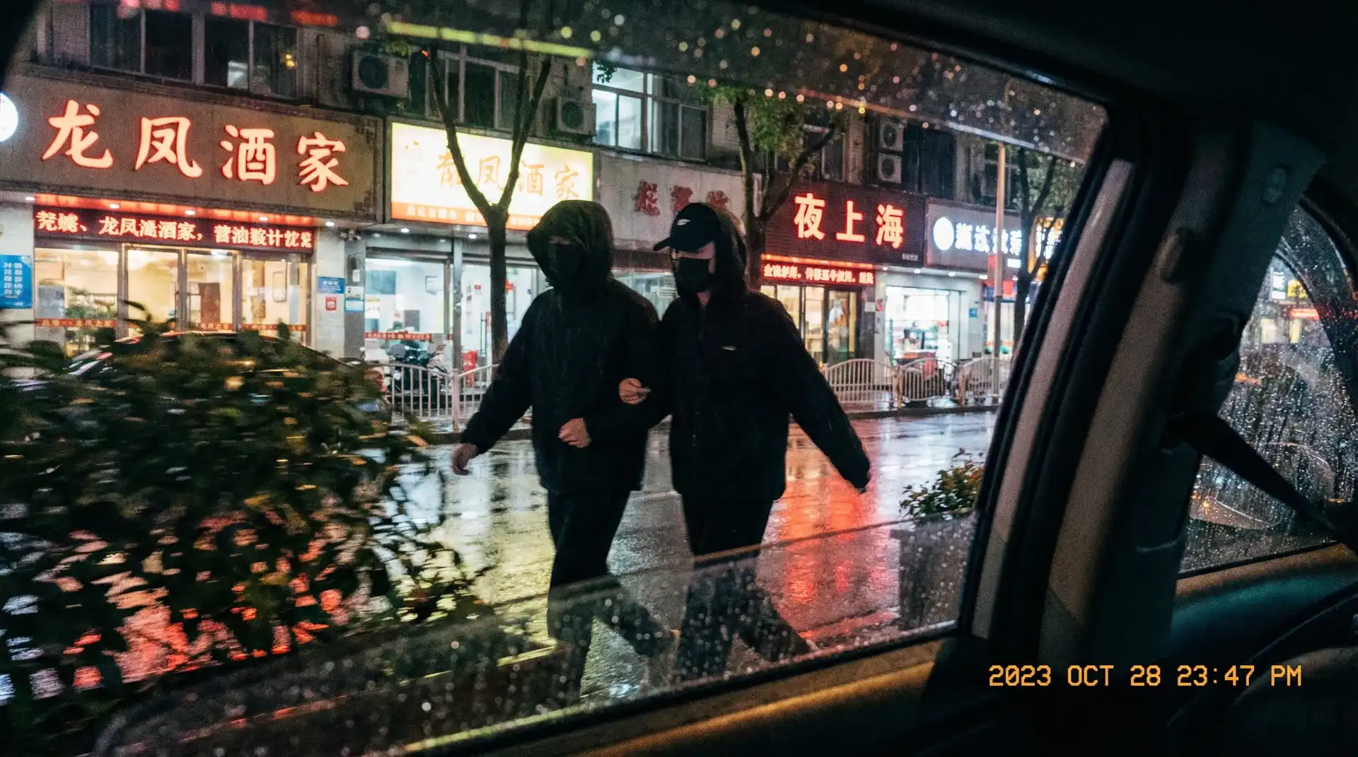 竟博体育网址 - 顶流明星深夜密会现场抓拍照片